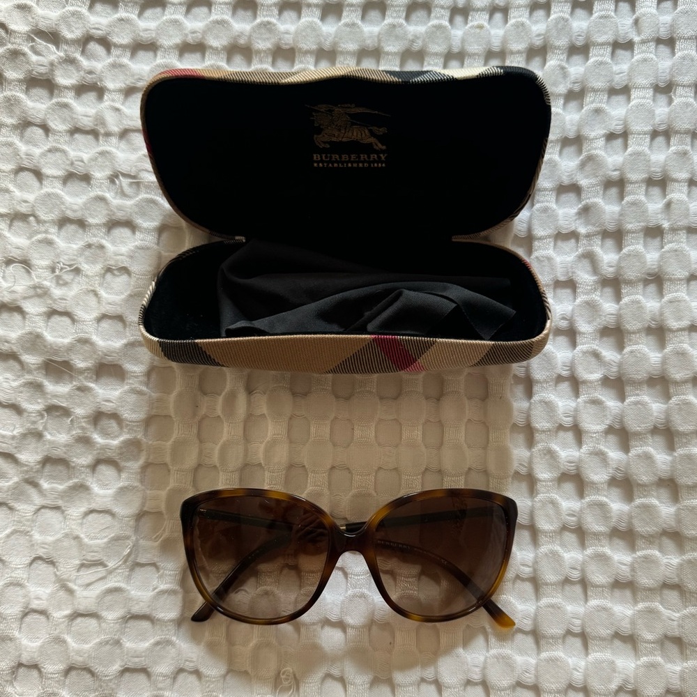 Burberry tortoise sunglasses with leather - Picture 2 of 6